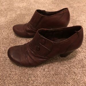Bare Traps size 7 brown booties worn once
